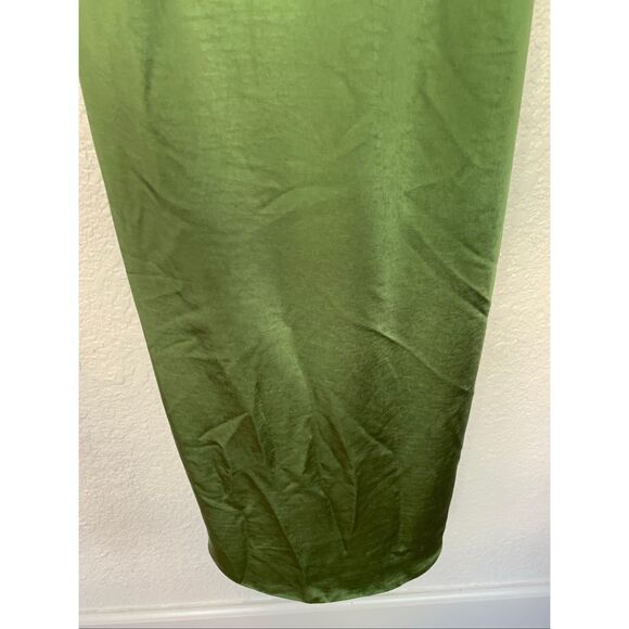 Elliatt Cassini Satin One Shoulder Ruched Midi Dress in Fern Green Size XS - Picture 8 of 12